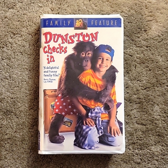 Dunston Checks In VHS - Picture 1 of 4